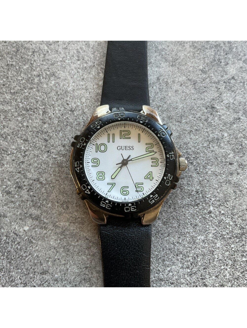 Vintage Guess Diver Style Watch 35mm Silver Tone Case Black Rotating Bezel B-P